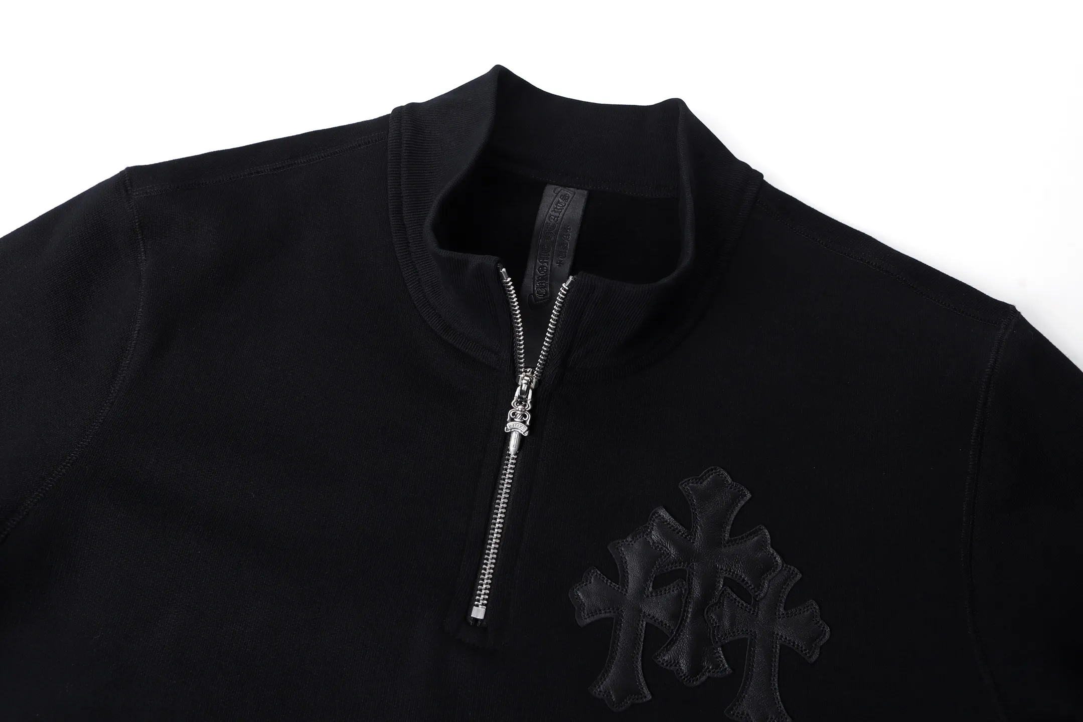 P450 Chrome Hearts 25SS leather cross half-zip long-sleeved sweatshirt ●Authentic product purchased and developed by 22719 ●480g linen-feel combed cotton fabric ●430g 1*1 matching high-end brand rib ●Fabric fermentation ●Template embroidery ●Customized 1:1 leather ●Customized 1:1 back label ●Customized 1:1 zipper ●Customized 1:1 trademark ●Fit version ●Size: S M L XL ●Model number: 2013/4B#10